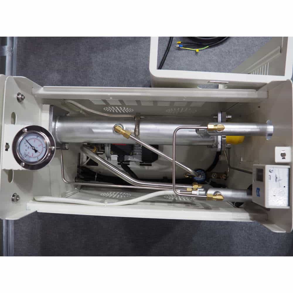 Манометр, теплообменник и нагреватель. Вид сверху