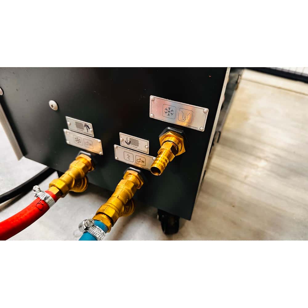 Входной и выходной штуцер для подключения к чиллеру