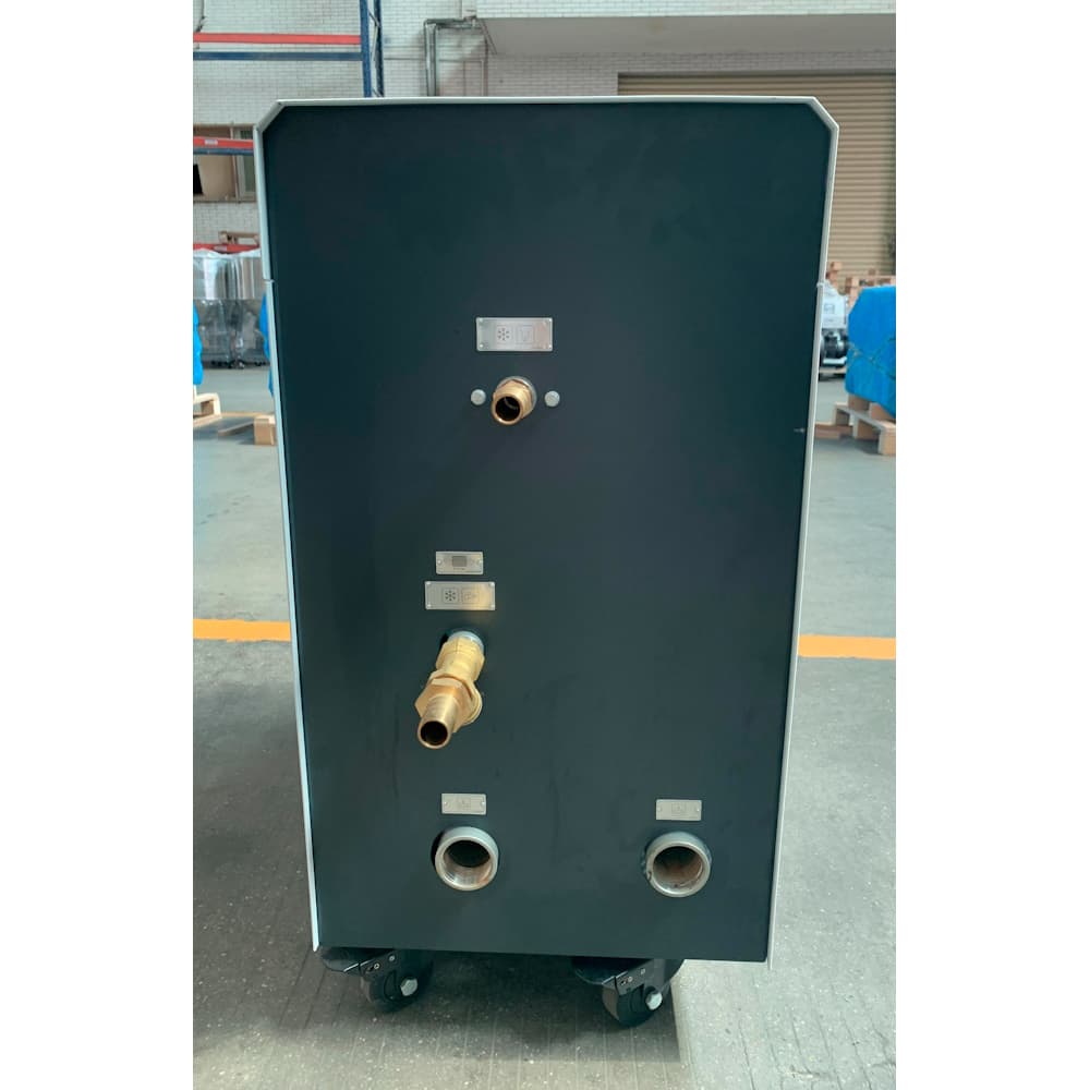 Выходы для подключения прессформы и чиллера