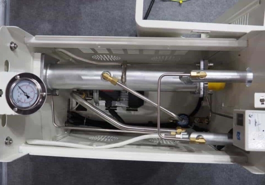 Манометр, теплообменник и нагреватель. Вид сверху