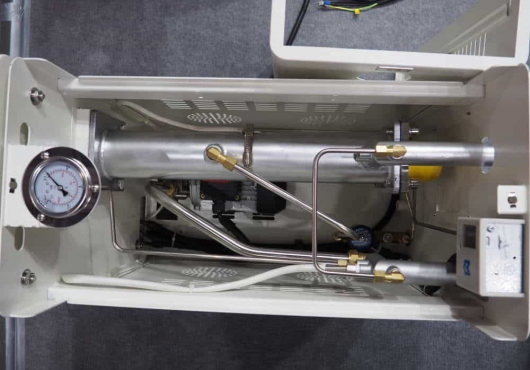 Манометр, теплообменник и нагреватель. Вид сверху