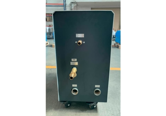 Выходы для подключения прессформы и чиллера