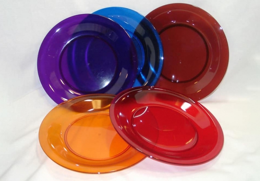 Разноцветные тарелки из пластмассы
