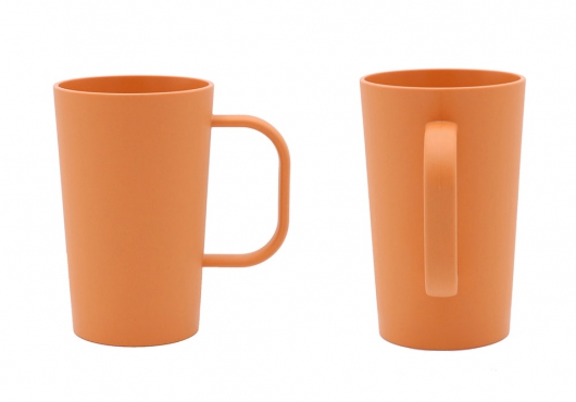 Оранжевый стакан с ручкой