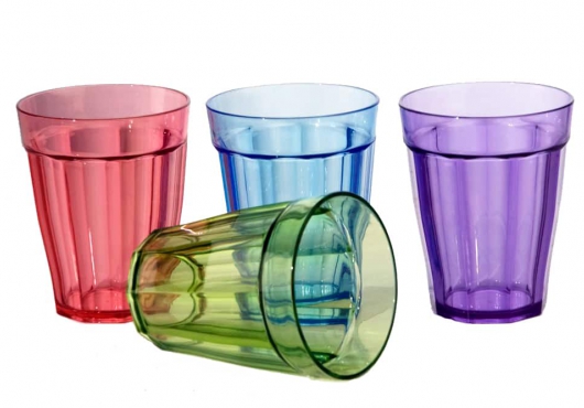 Прозрачные разноцветные пластиковые стаканы